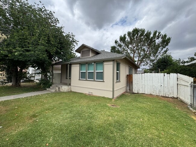 Building Photo - Adorable Oleander Home!