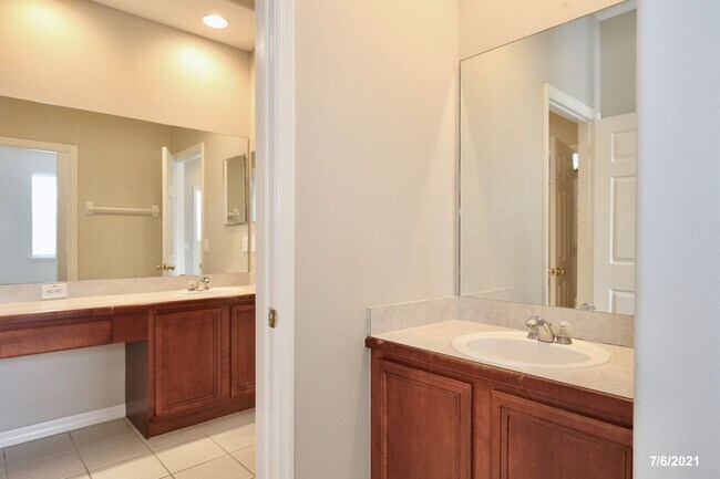 Building Photo - Gorgeous 4/2.5 Home with a 2 Car Garage Lo...