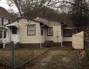 Building Photo - 4 Bedroom Single Family Home in West Haven