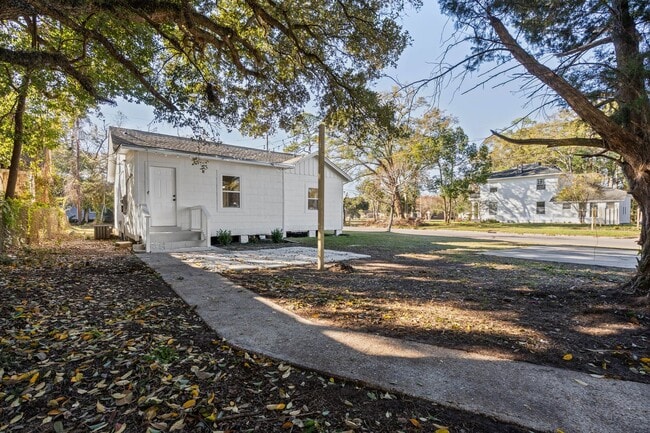 Building Photo - 1860 Calmes St