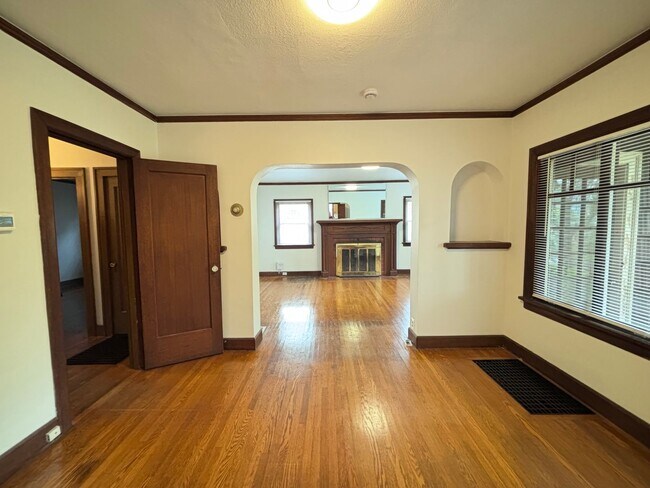 Building Photo - Newly updated 4 bedroom house in Laurelhurst neighborhood!
