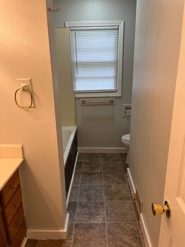 Building Photo - Step inside!  You will love what you see.