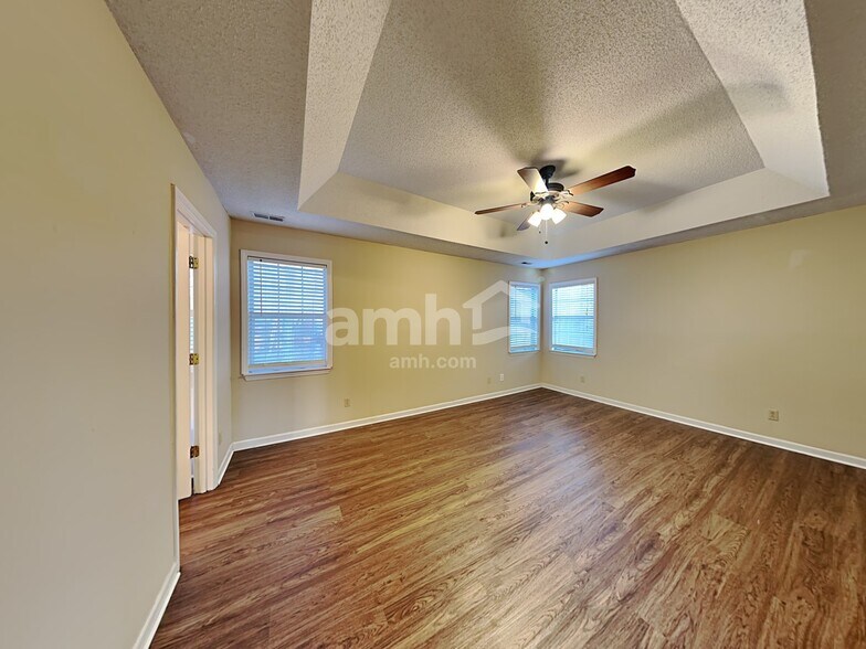 Building Photo - 1255 Hawthorne Dr