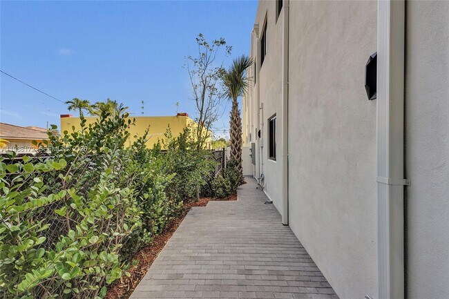 Building Photo - 2421 SW 16th Ter