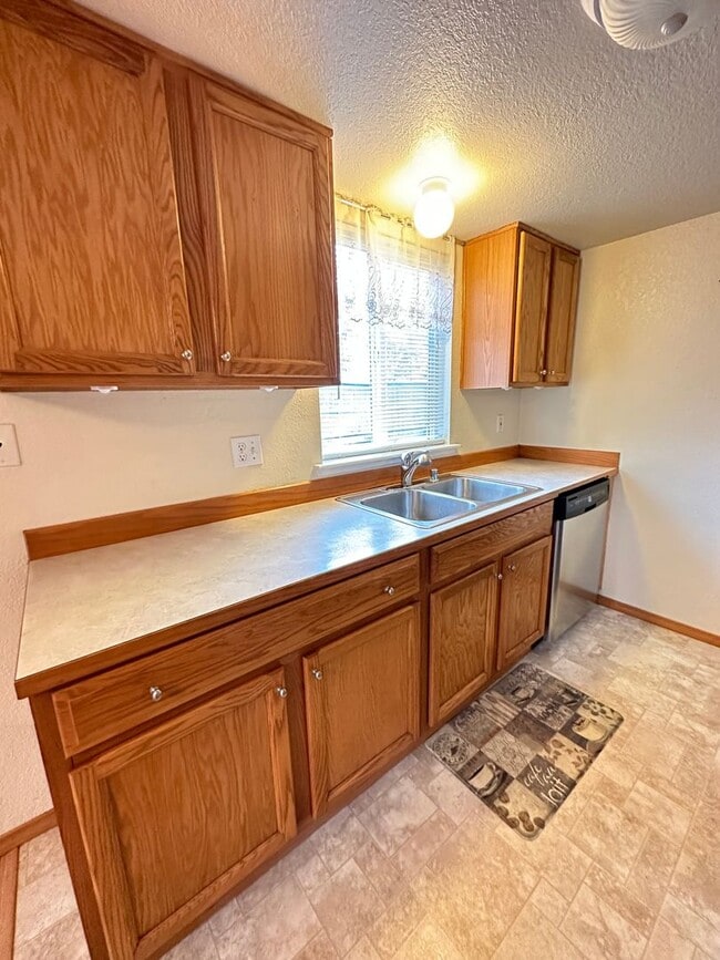 Building Photo - 2 Bedroom Condo in Lake Stevens!