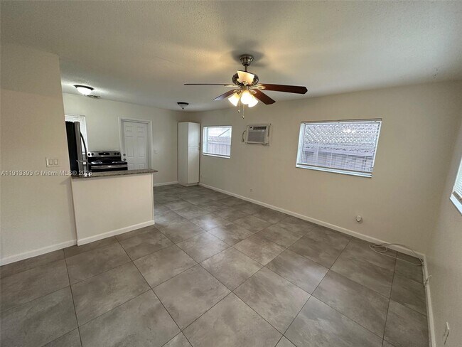 Building Photo - 307 SW 10th Ave