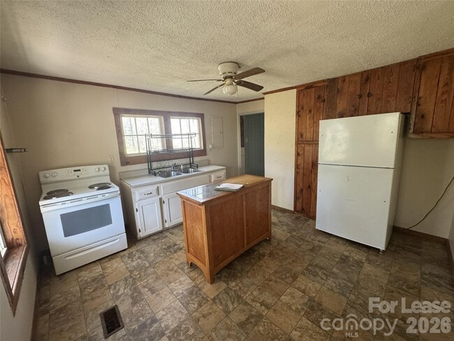 Building Photo - 1410 Dillard Ln