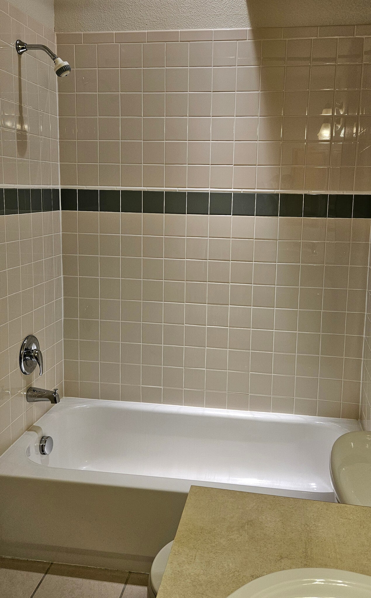 Bathroom 2 tub - 5220 Boardwalk Dr