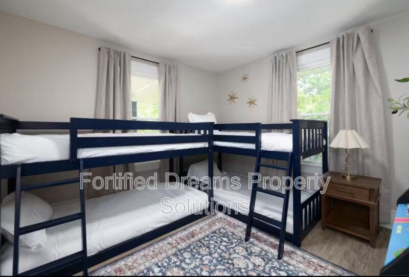 Building Photo - 913 Hutton St