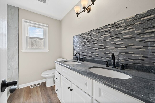 Building Photo - 564 Briarwood Dr