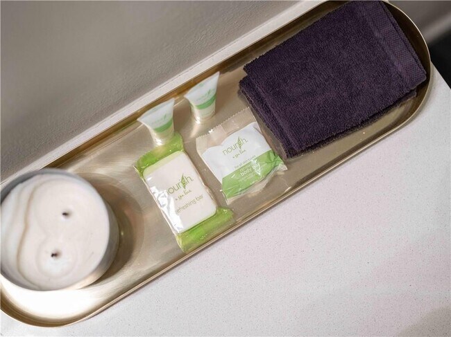 Building Photo - 352 W 5th St