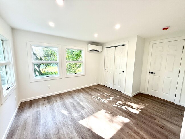 Building Photo - Serene & Spacious Fully renovated 1 BR ( 2...