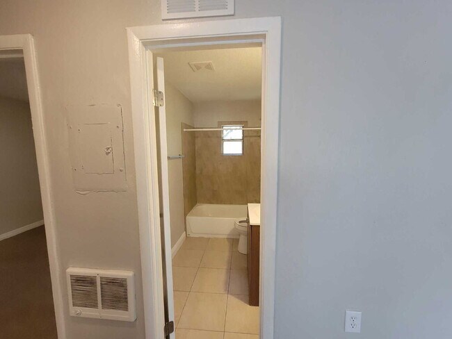 Building Photo - 402 Peters St