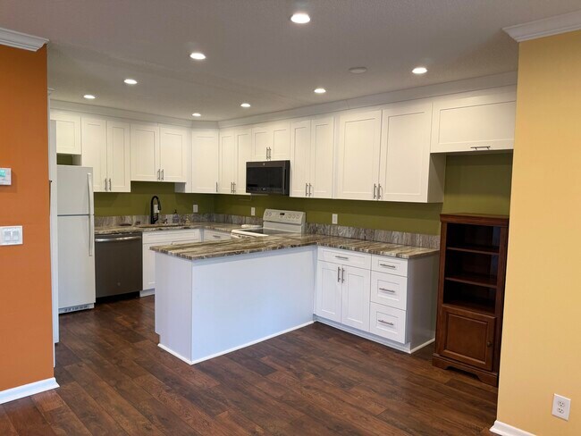 Building Photo - 229 Pine HOV Cir