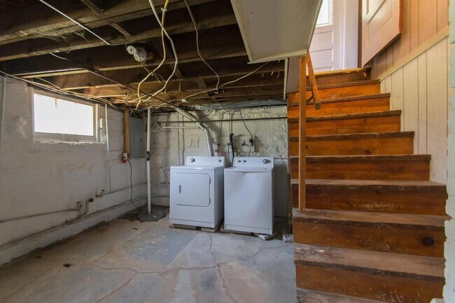 Building Photo - 3 bedroom, 1 bath Home: Available August 2026!