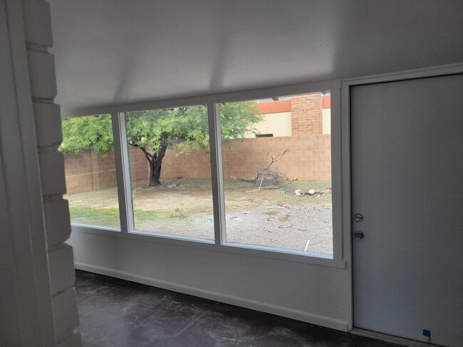 Building Photo - Charming 2-Bedroom Brick Home Near U of A ...