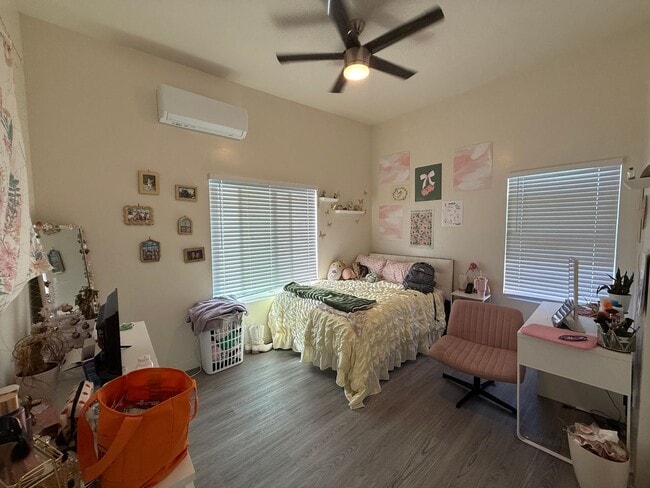 Building Photo - 4 Bed/2 Bath on Mary Lane! (Lease out, pen...