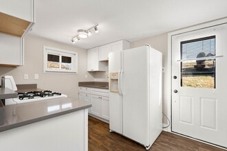 Building Photo - Beautiful 2 bedroom home in Port Vue available August 15!