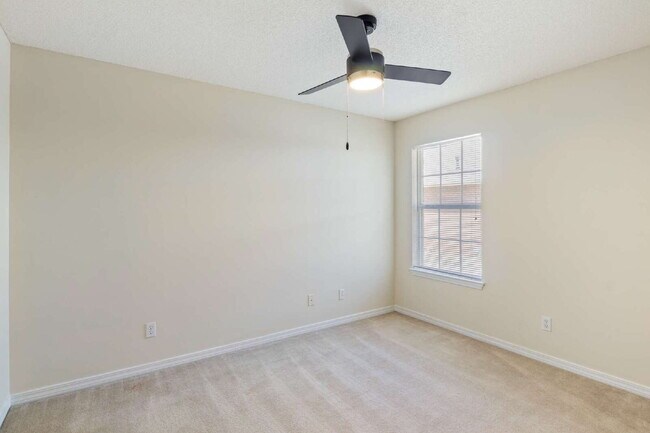 Building Photo - New Home for the Holidays – 4BR/2BA Near N...