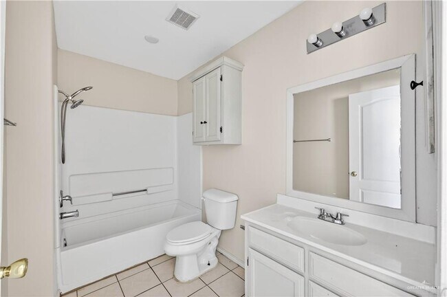 Building Photo - 18 Redbud Ave