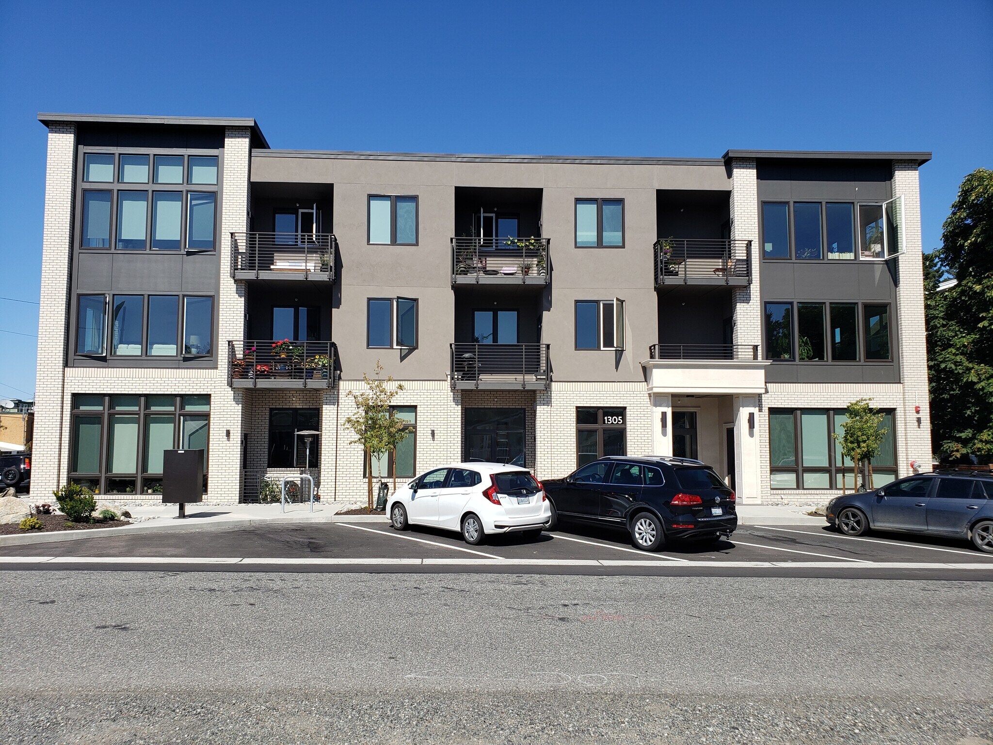 The Gallery Apartments - 1305 Larrabee Ave