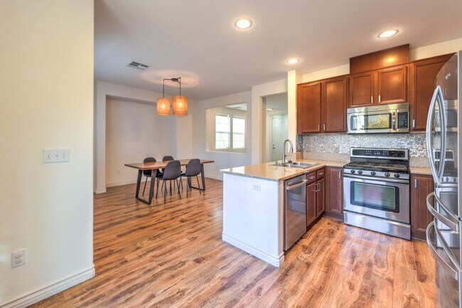 Building Photo - Stunning 3 Bedroom 2.5 Bathroom Home in Gate Community