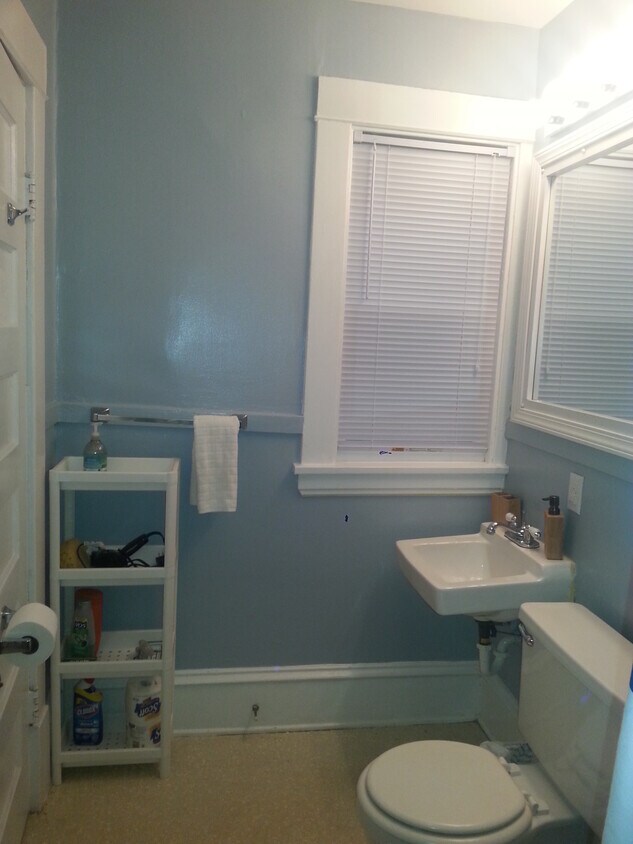 This photo is representative of the apartment for rent. The orientation & colors may differ. - 3301 University Ave SE