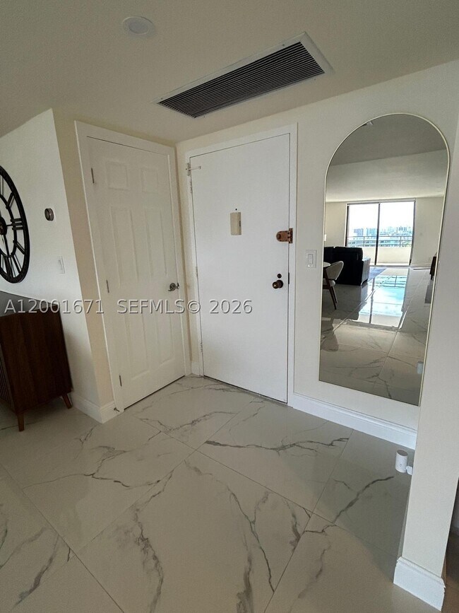 Building Photo - 2500 Parkview Dr