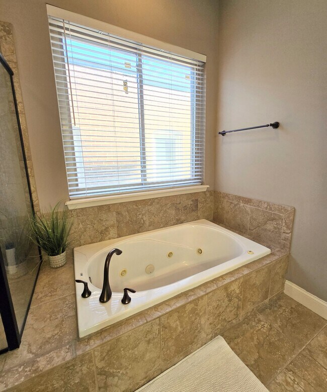 Jacuzzi - 6416 Cates Ave