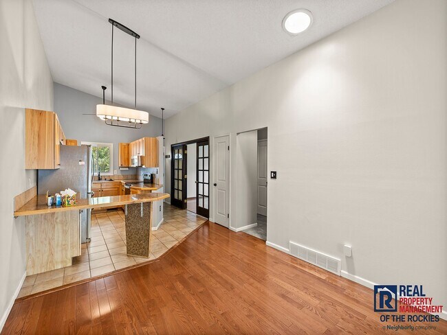 Building Photo - Beautiful 4 Bed 2 Bath Townhome with Lake Views!