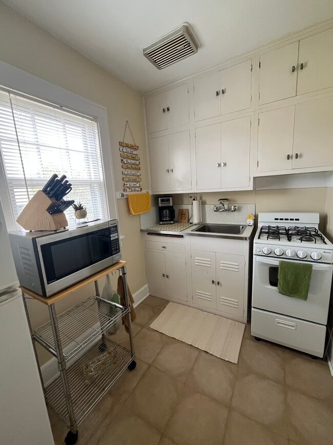 Building Photo - 206 Oak St