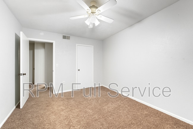 Building Photo - 810 Bellevue Rd