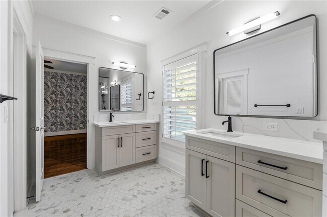 Building Photo - 390 Hembree Rd