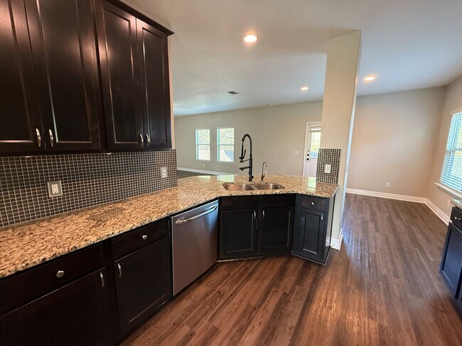 Building Photo - New Braunfels Gem!