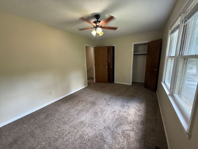 Building Photo - Two story duplex home! feels private like ...