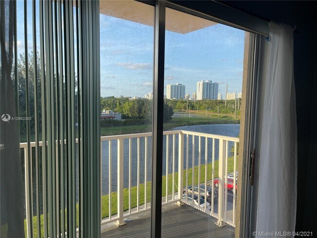 Building Photo - 16465 NE 22nd Ave