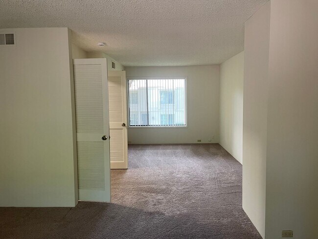 Building Photo - Two Story 3 Bedroom/2.5 Bathroom w/Two Car Garage