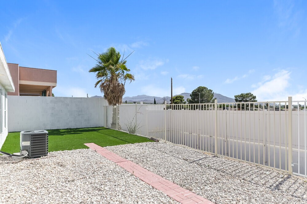 Building Photo - 801 Zinnia Cir