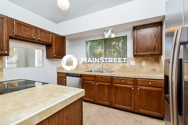 Building Photo - 3 Bedroom Pet-Friendly Home in TUCSON, AZ with Main Street Renewal