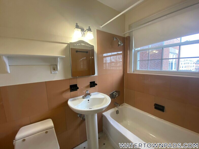 Building Photo - 550 Belmont St