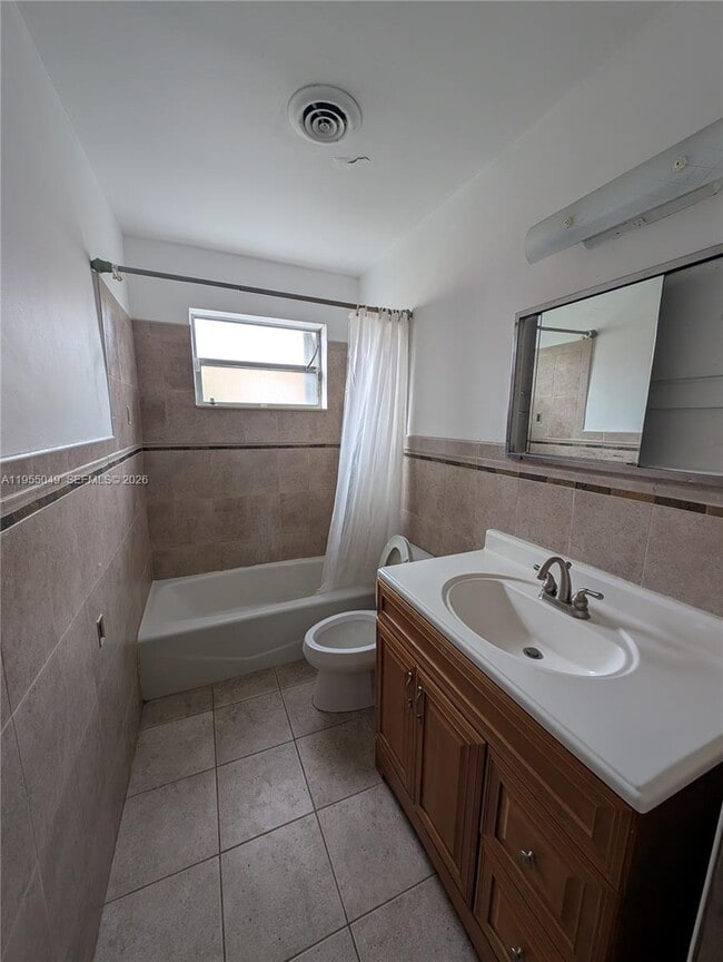 Building Photo - 1900 NE 186th Dr