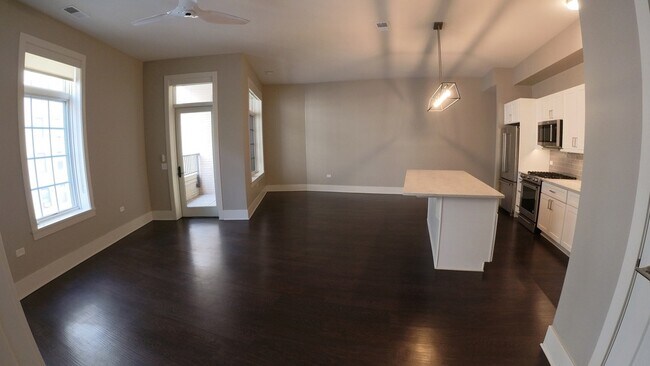 Building Photo - 2050 N Clark St