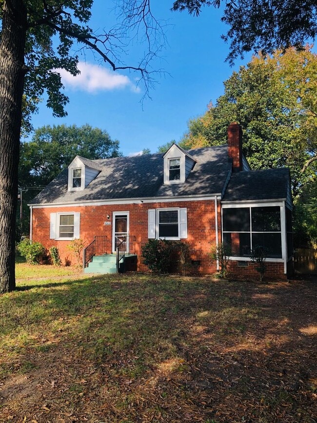 Building Photo - Adorable 4 bdrm/2 bath Home Located on Monument Ave. Near Willow Lawn!
