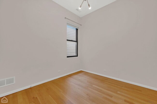 Building Photo - 1843 W North Ave