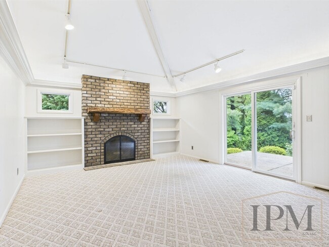 Building Photo - Fabulous 4 bedroom! York Suburban school d...