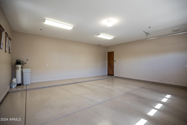 Building Photo - 5559 E El Sendero Dr
