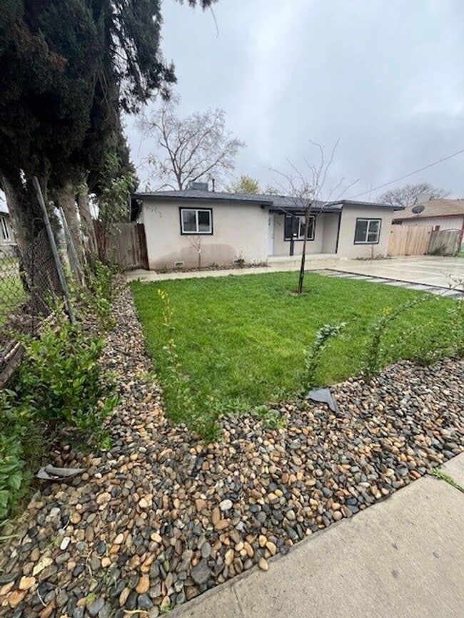 Building Photo - 916 N Mooney Blvd