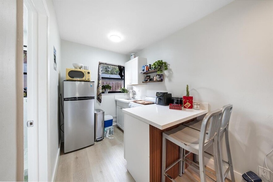 Building Photo - 901 NE 40th St