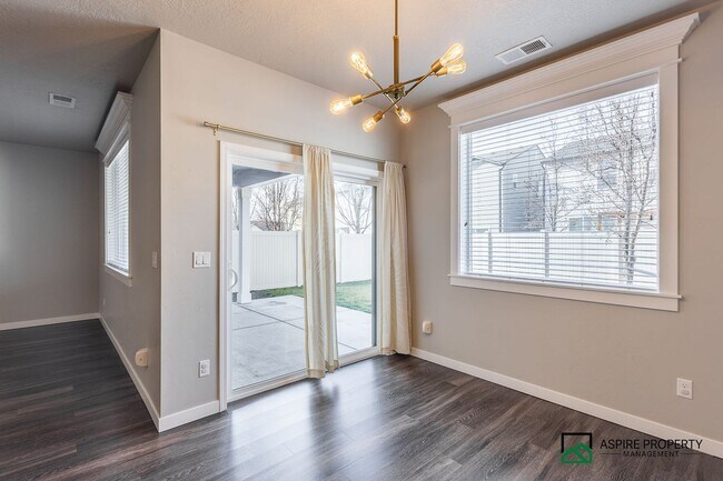 Building Photo - Heart of Meridian 4 Bed 3 Bath