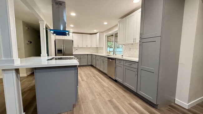 Building Photo - 4 Bedroom home + Yard - Issaquah Schools
